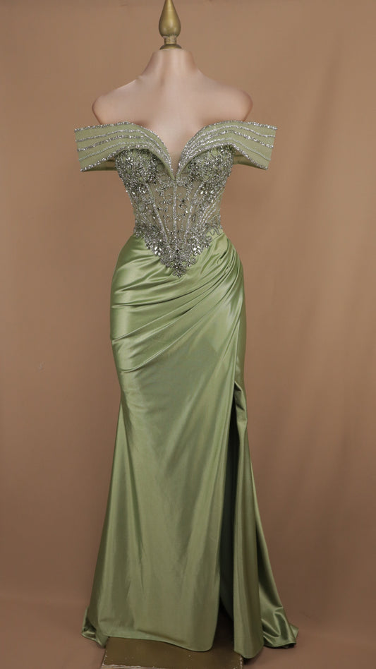 Vestido largo al hombro con aplicación