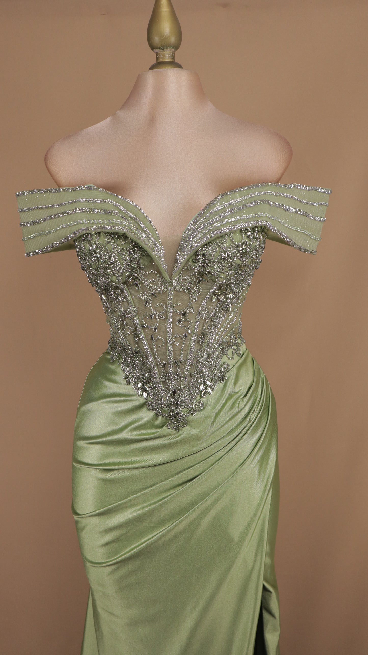 Vestido largo al hombro con aplicación