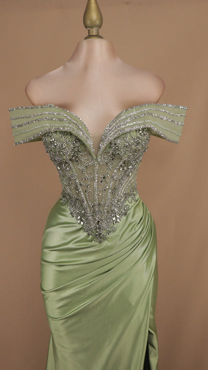 Vestido largo al hombro con aplicación