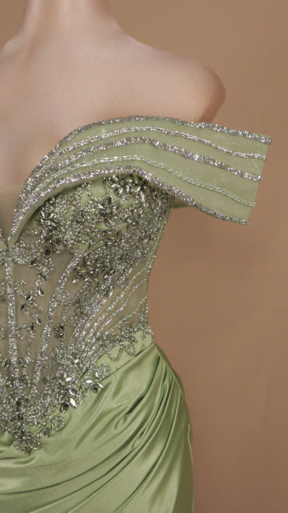 Vestido largo al hombro con aplicación