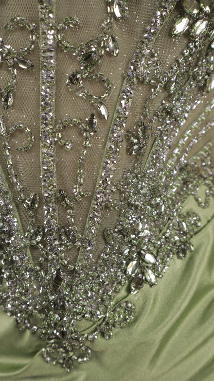 Vestido largo al hombro con aplicación