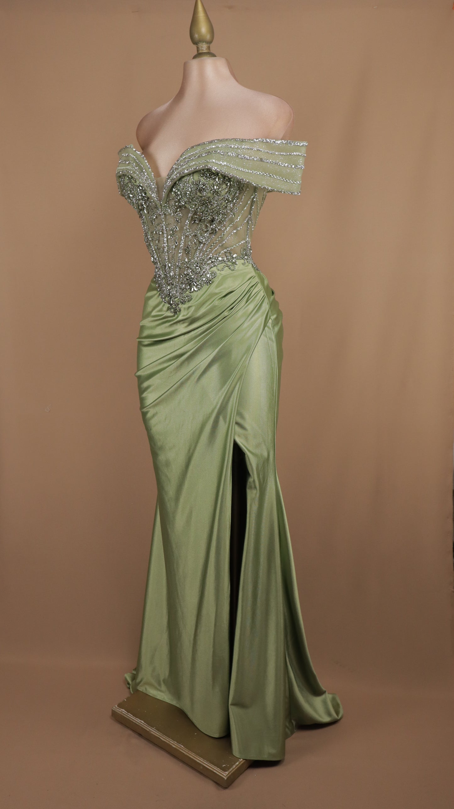 Vestido largo al hombro con aplicación