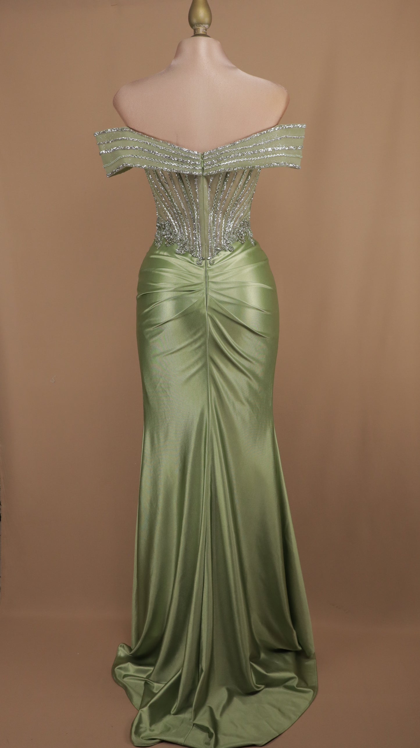 Vestido largo al hombro con aplicación