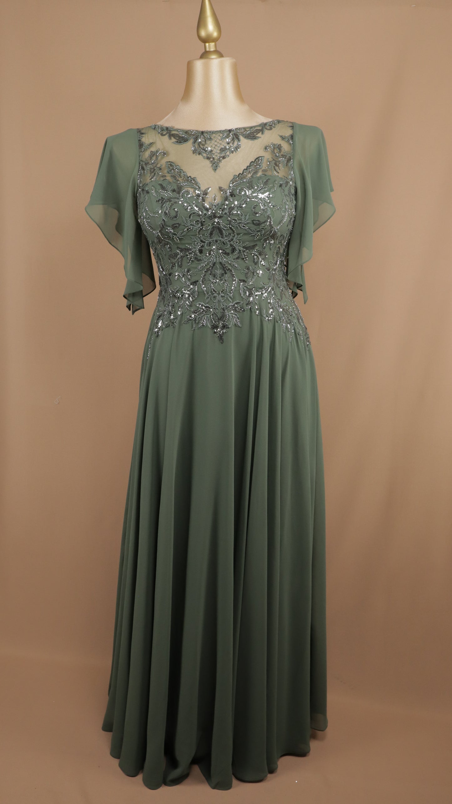 Vestido largo extra con manga y aplicación