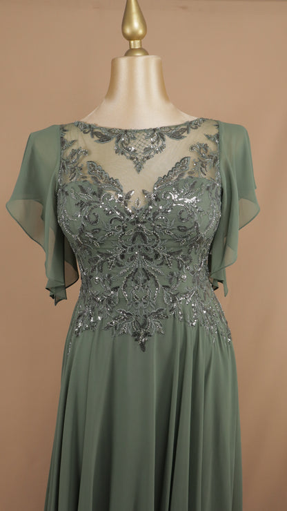 Vestido largo extra con manga y aplicación