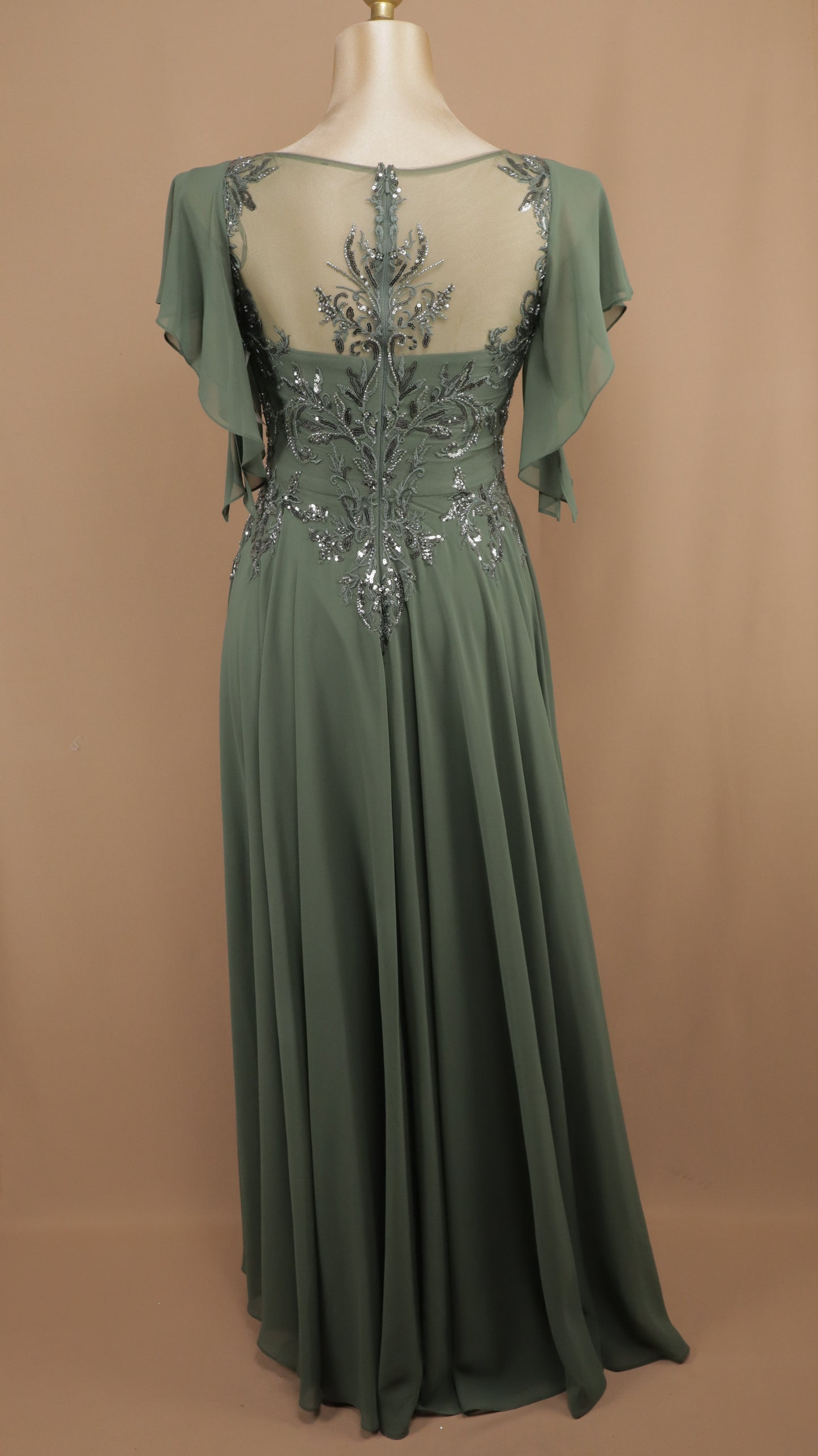 Vestido largo extra con manga y aplicación