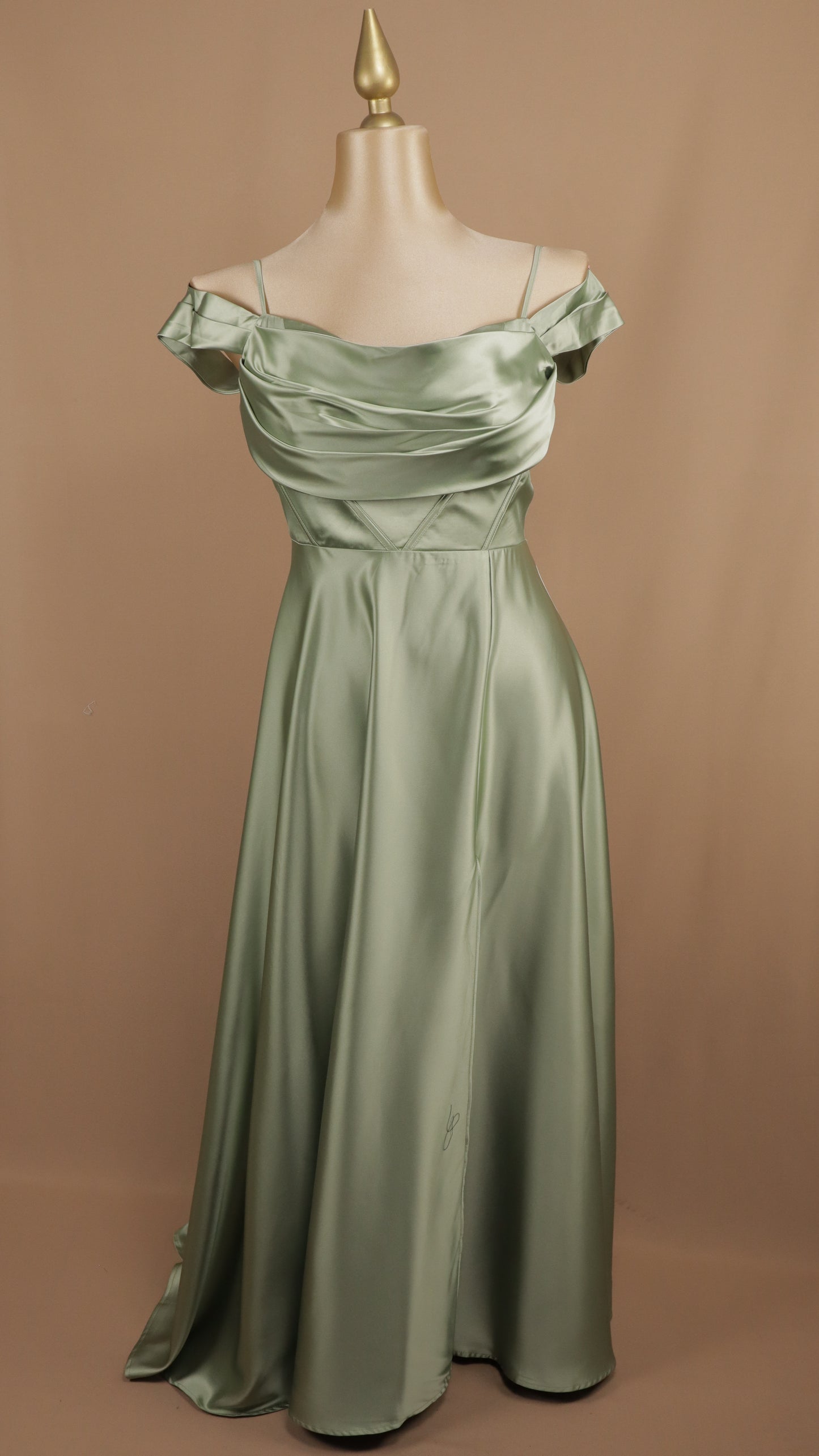 Vestido largo talla extra al hombro con abertura en pierna