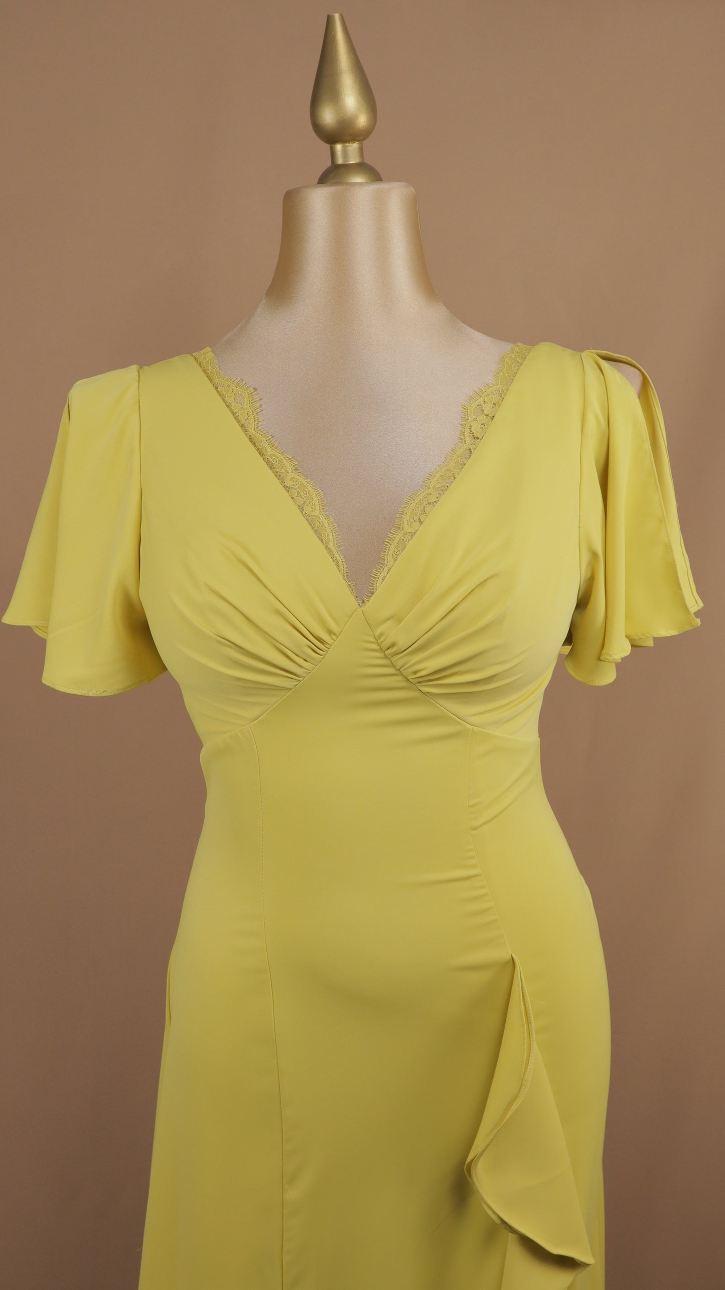 Vestido plus size escote en V con escarola en falda