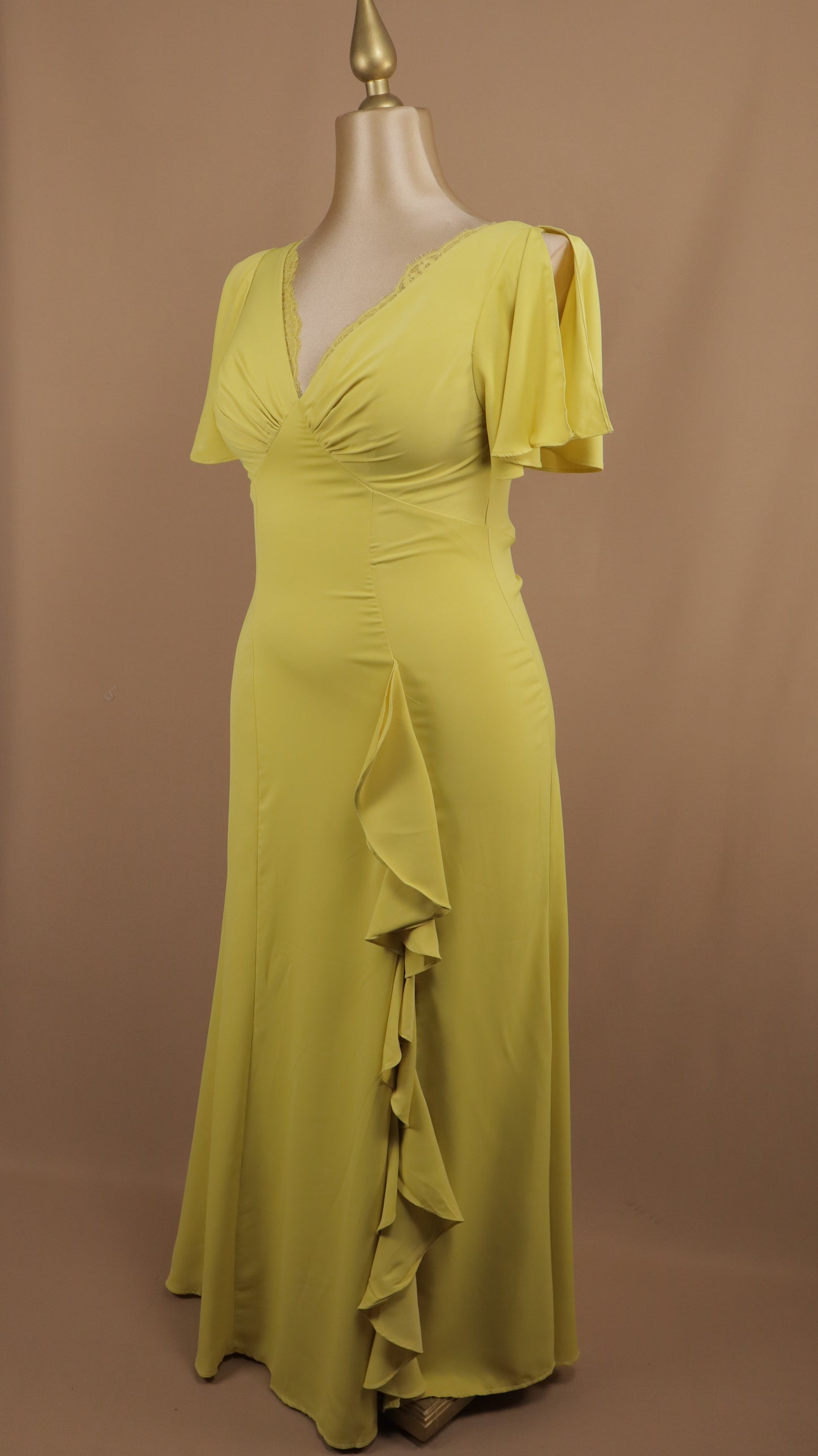 Vestido plus size escote en V con escarola en falda