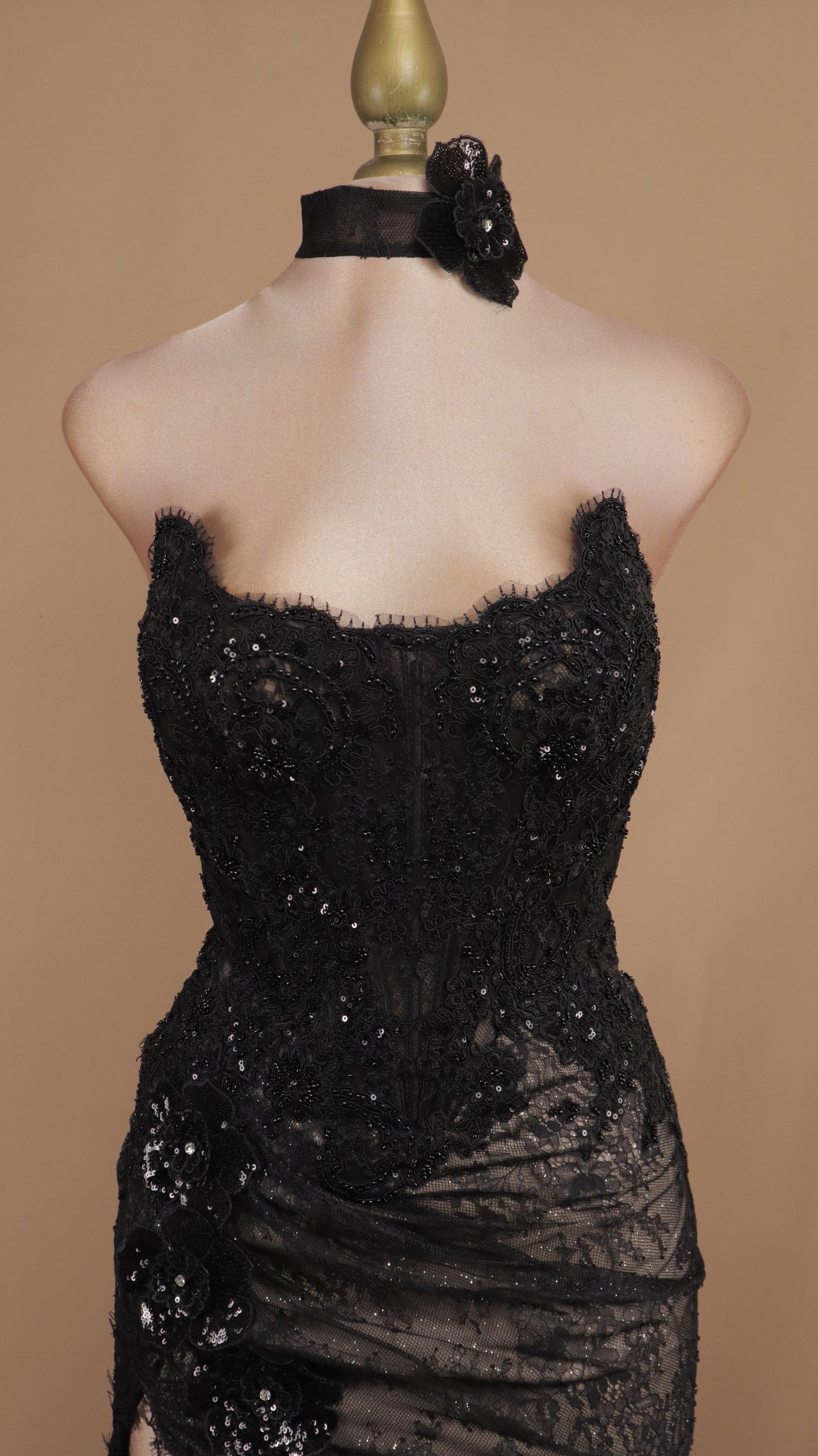 Vestido largo de encaje con accesorio en cuello