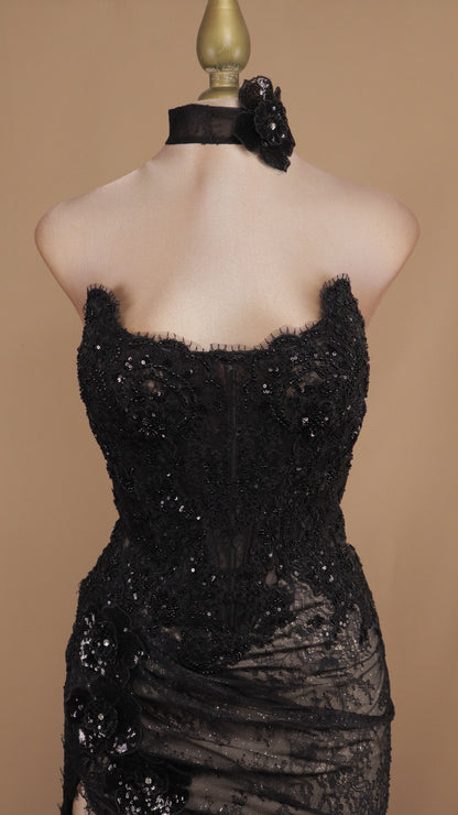 Vestido largo de encaje con accesorio en cuello