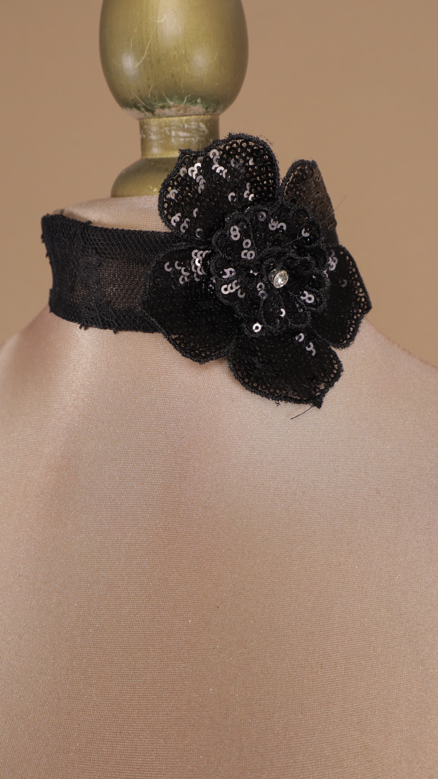 Vestido largo de encaje con accesorio en cuello