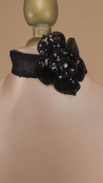 Vestido largo de encaje con accesorio en cuello