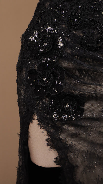 Vestido largo de encaje con accesorio en cuello