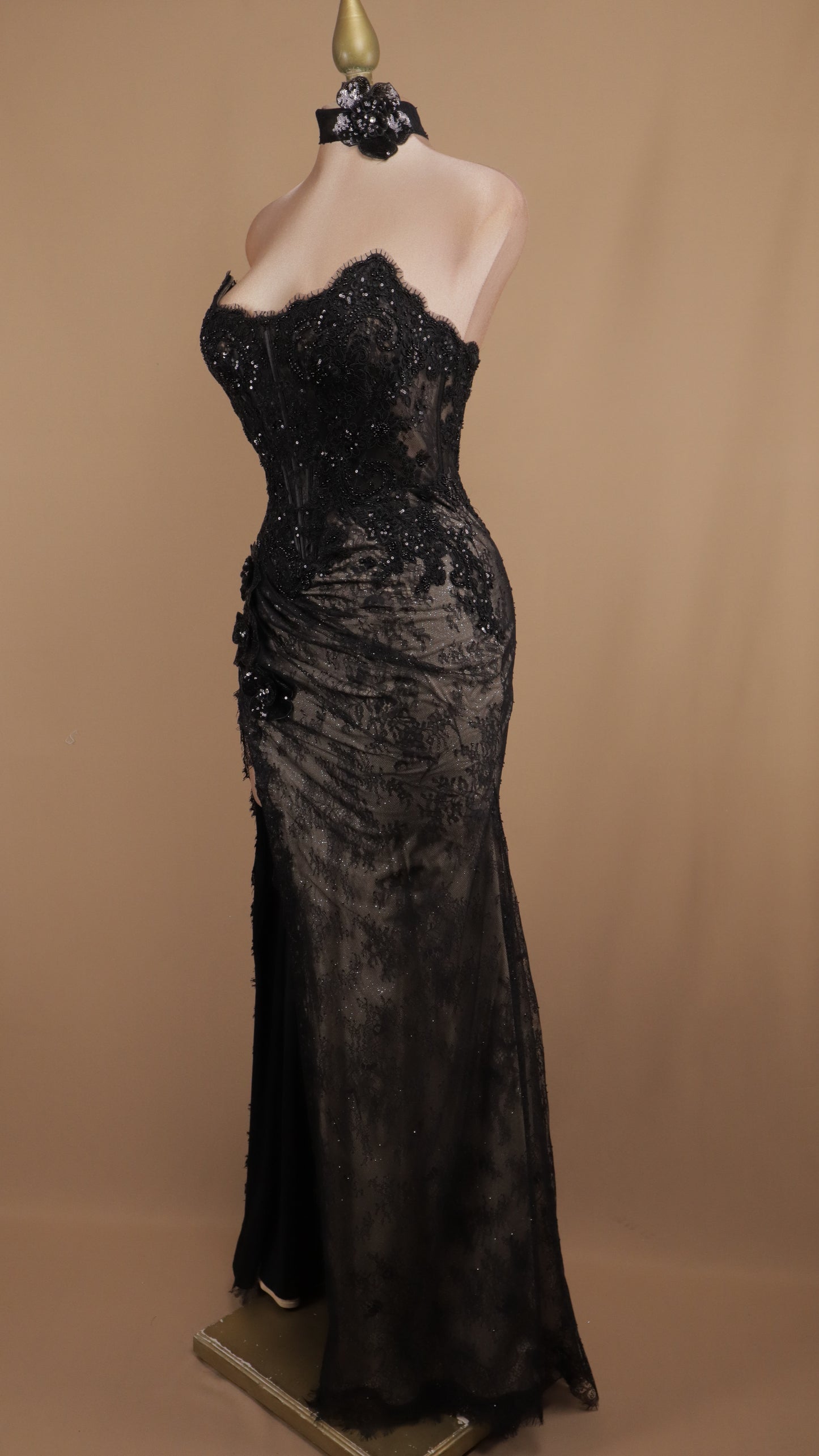 Vestido largo de encaje con accesorio en cuello