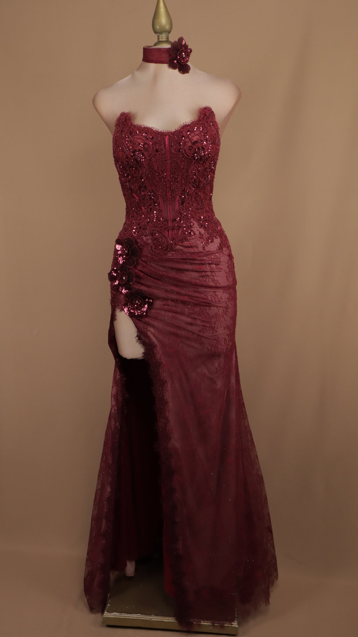 Vestido largo de encaje con accesorio en cuello