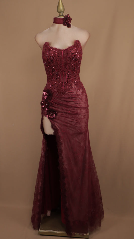 Vestido largo de encaje con accesorio en cuello