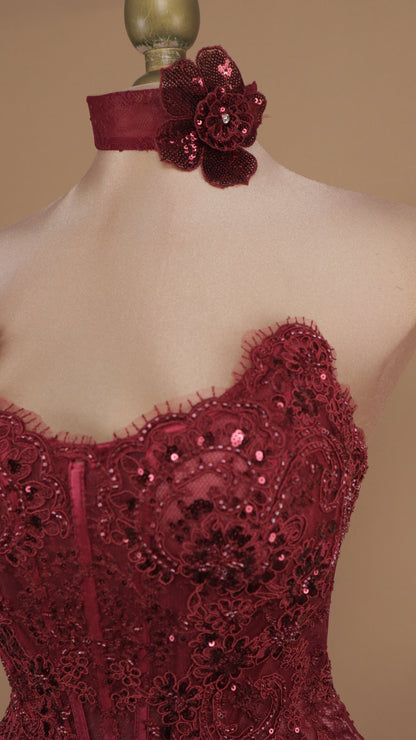 Vestido largo de encaje con accesorio en cuello