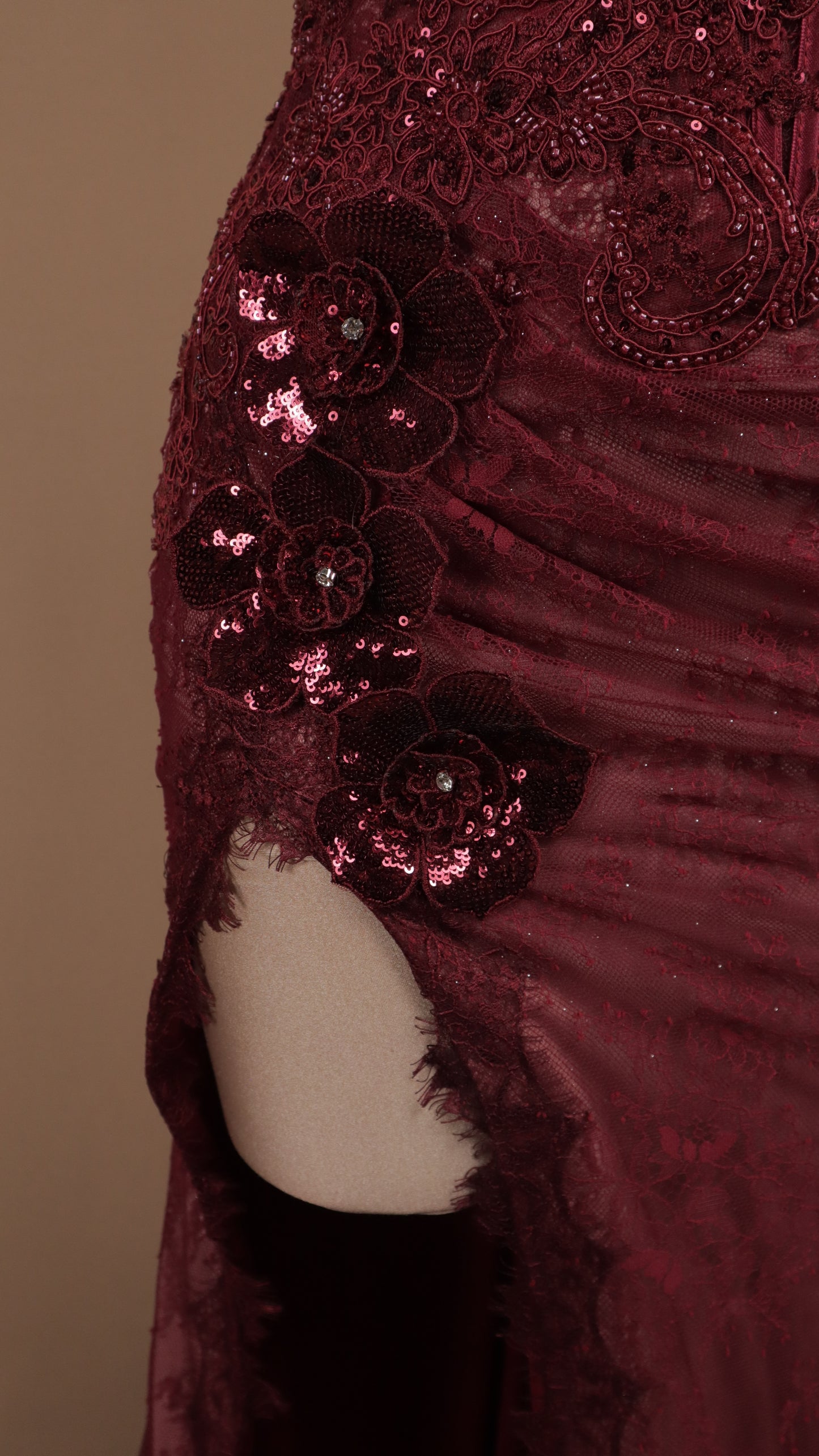 Vestido largo de encaje con accesorio en cuello