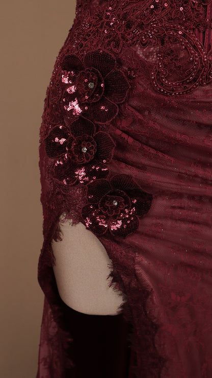 Vestido largo de encaje con accesorio en cuello