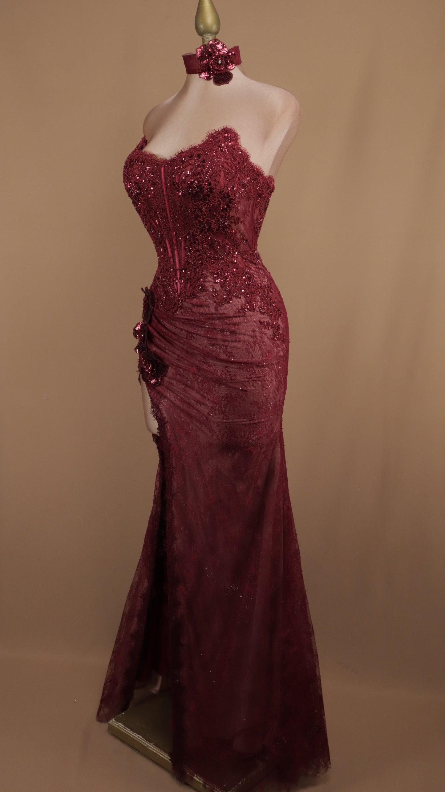 Vestido largo de encaje con accesorio en cuello