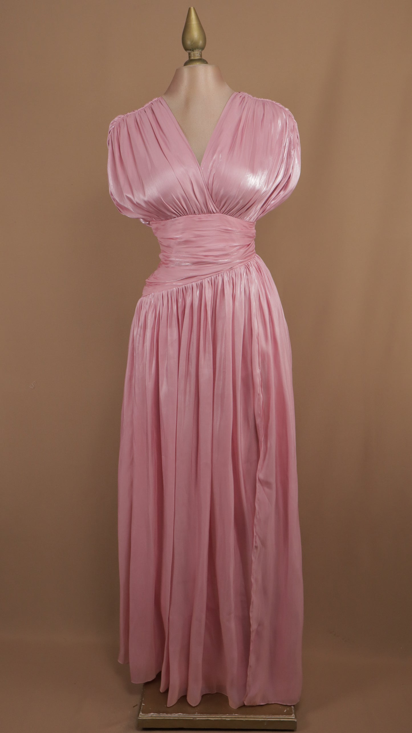 Vestido largo plisado con escote en V