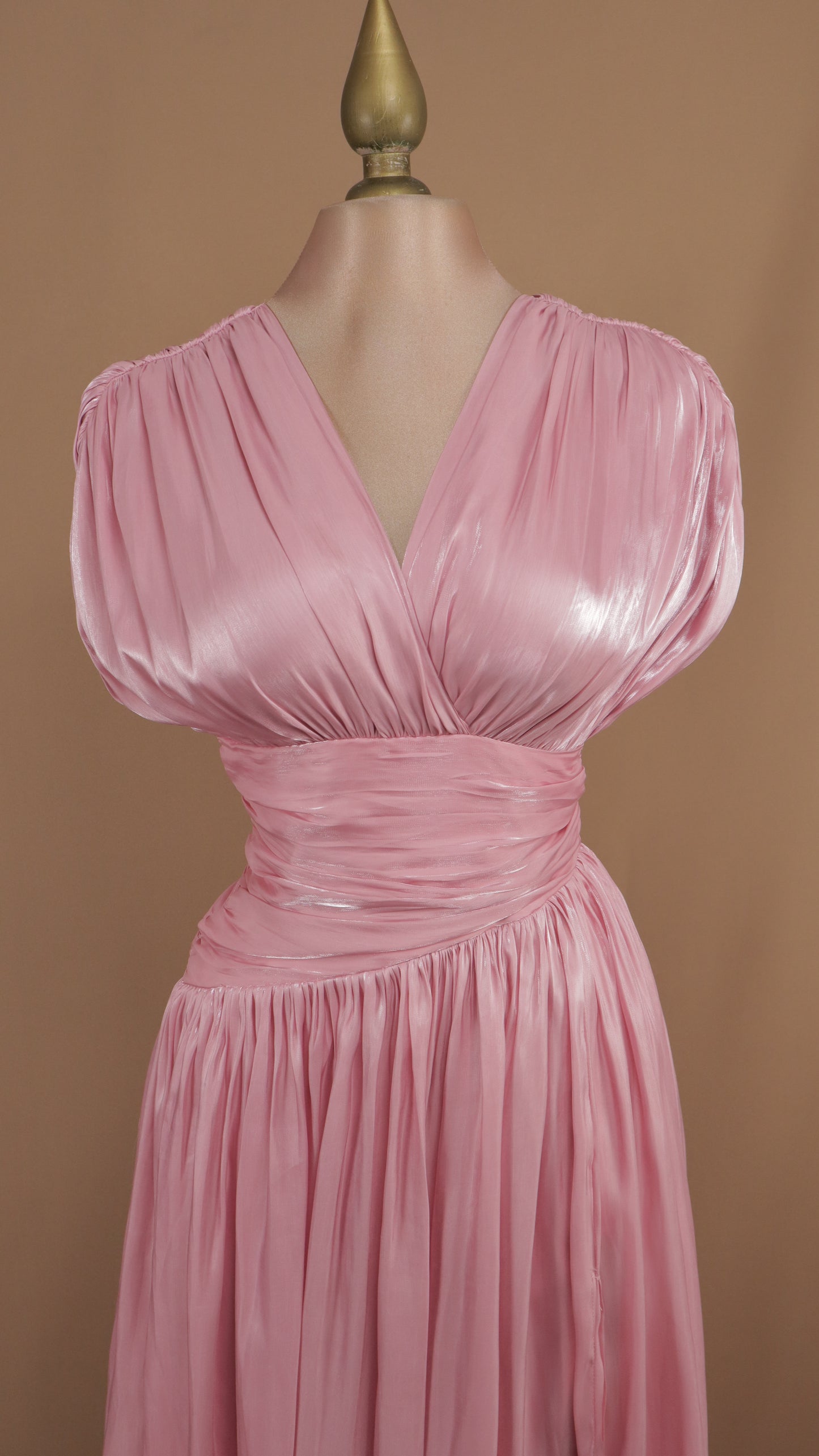 Vestido largo plisado con escote en V