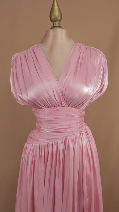 Vestido largo plisado con escote en V