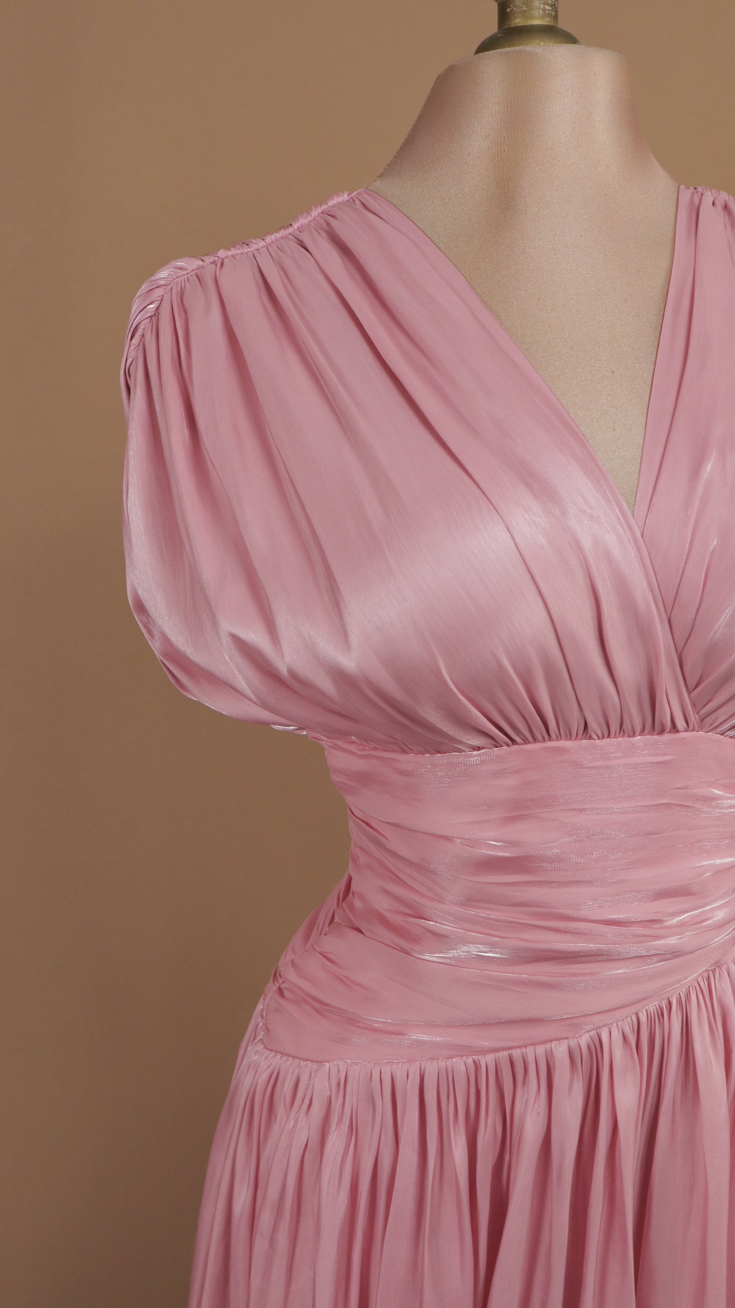 Vestido largo plisado con escote en V