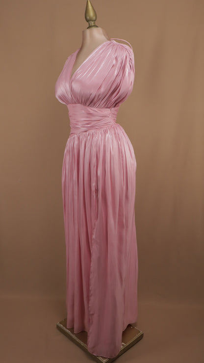 Vestido largo plisado con escote en V
