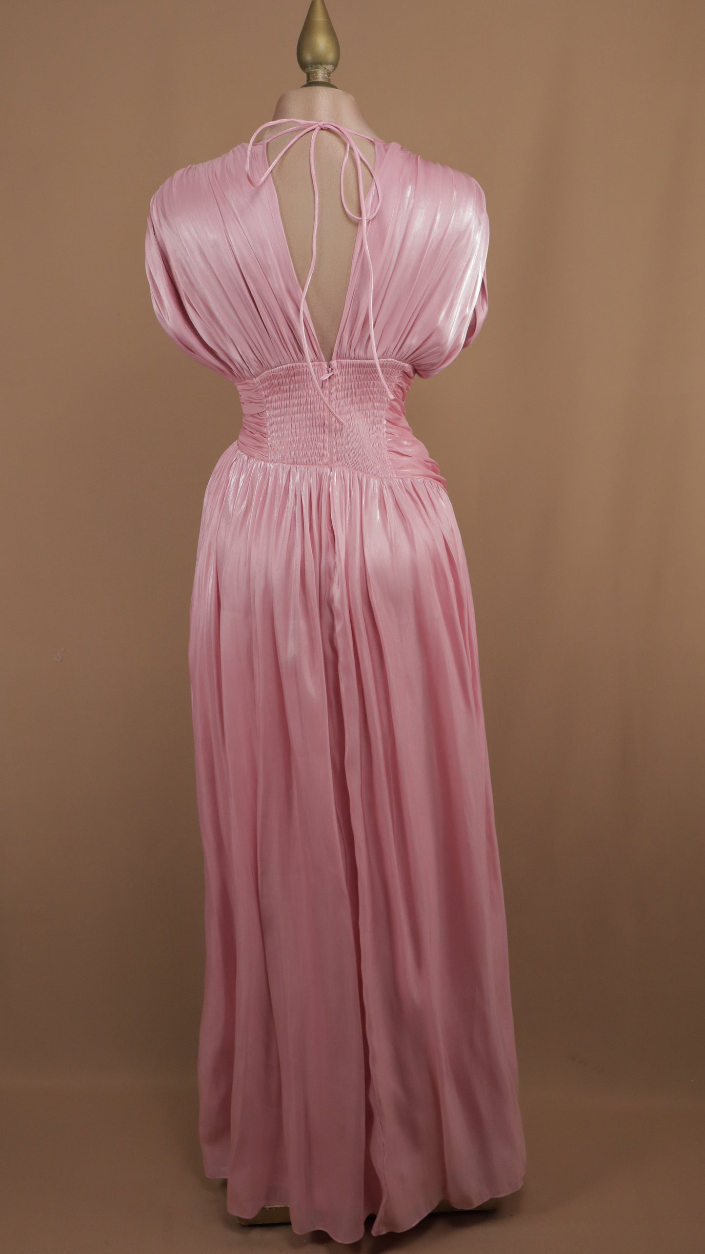 Vestido largo plisado con escote en V