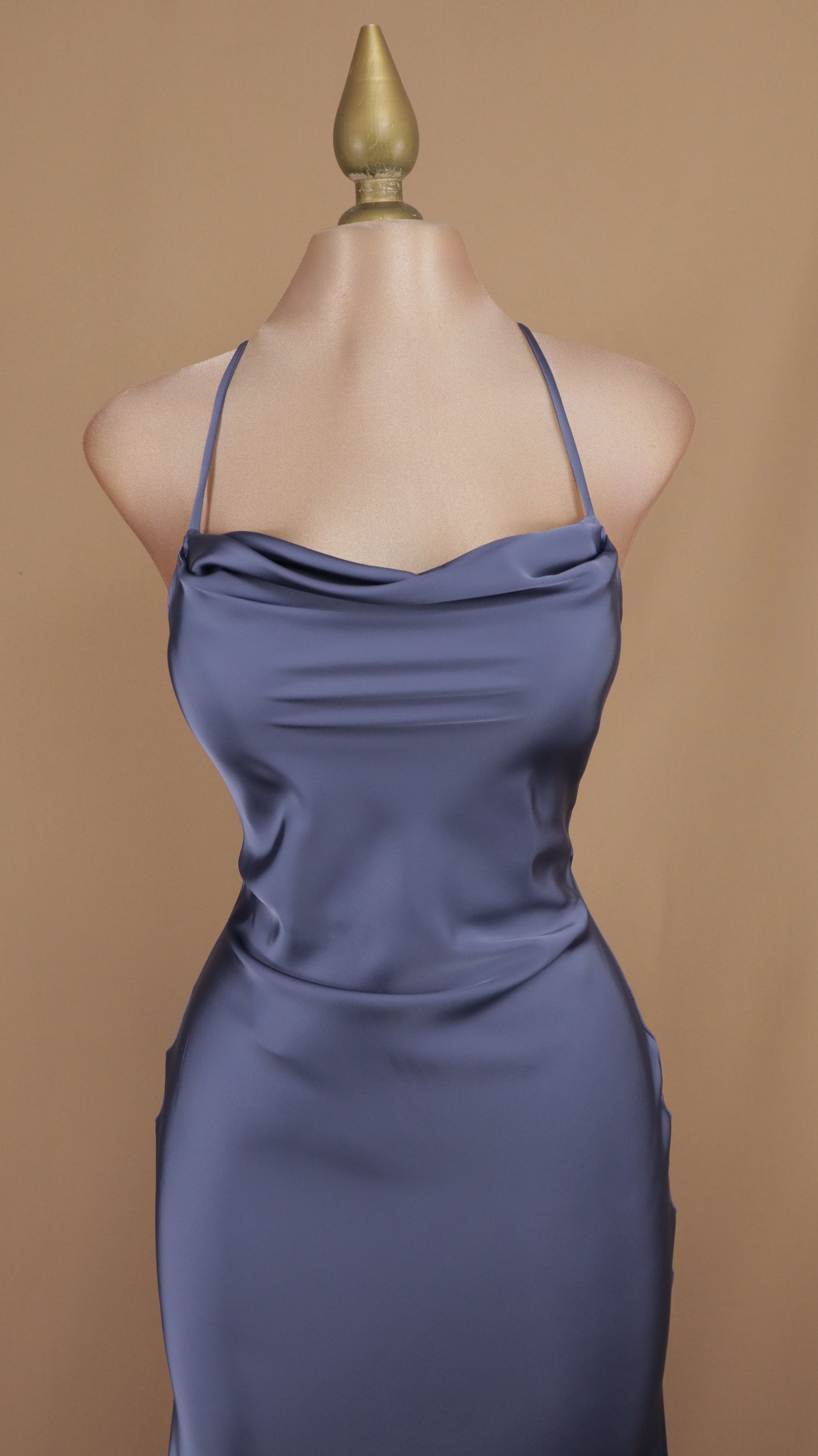Vestido largo satinado con agujetas en la espalda