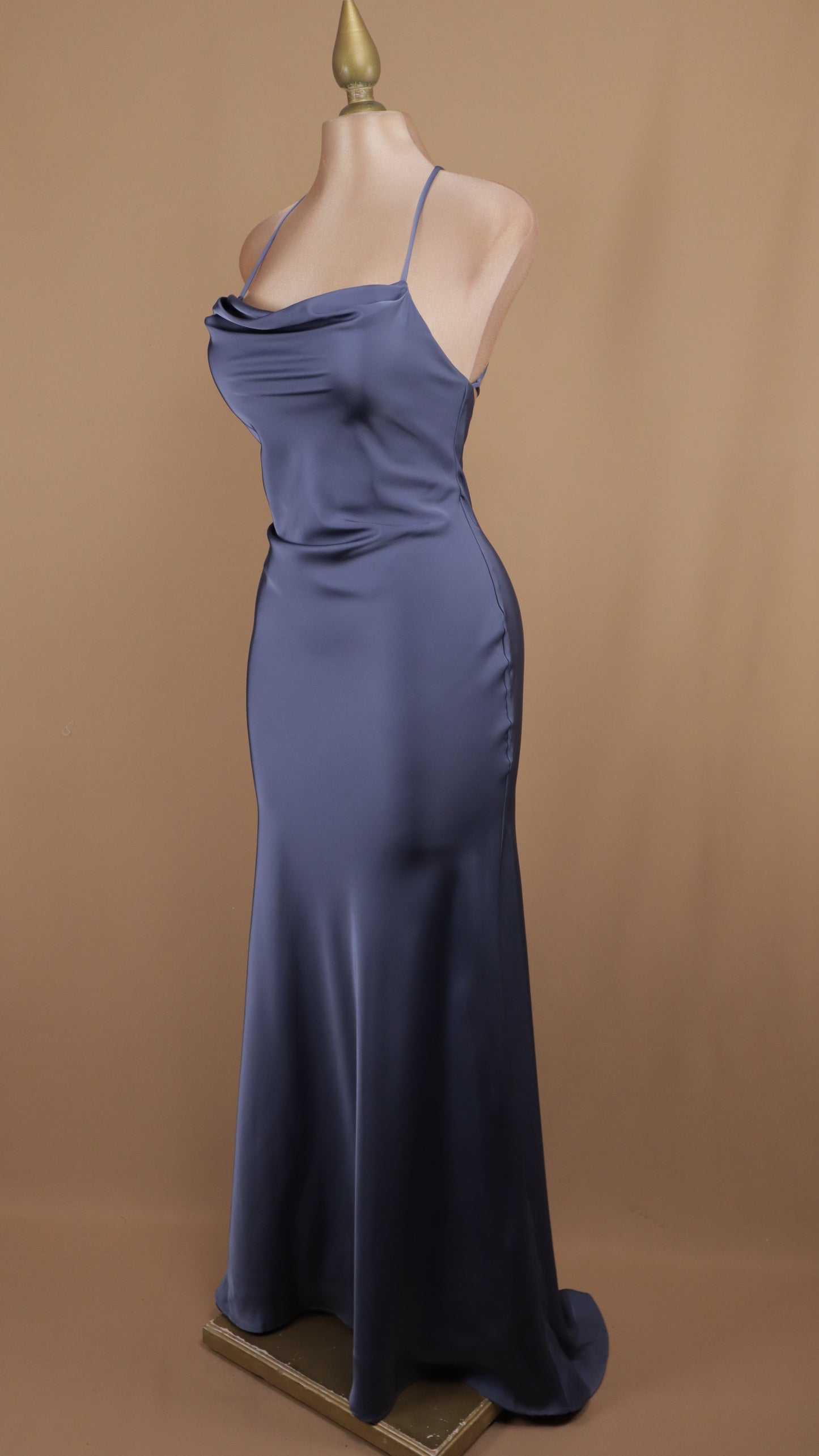 Vestido largo satinado con agujetas en la espalda