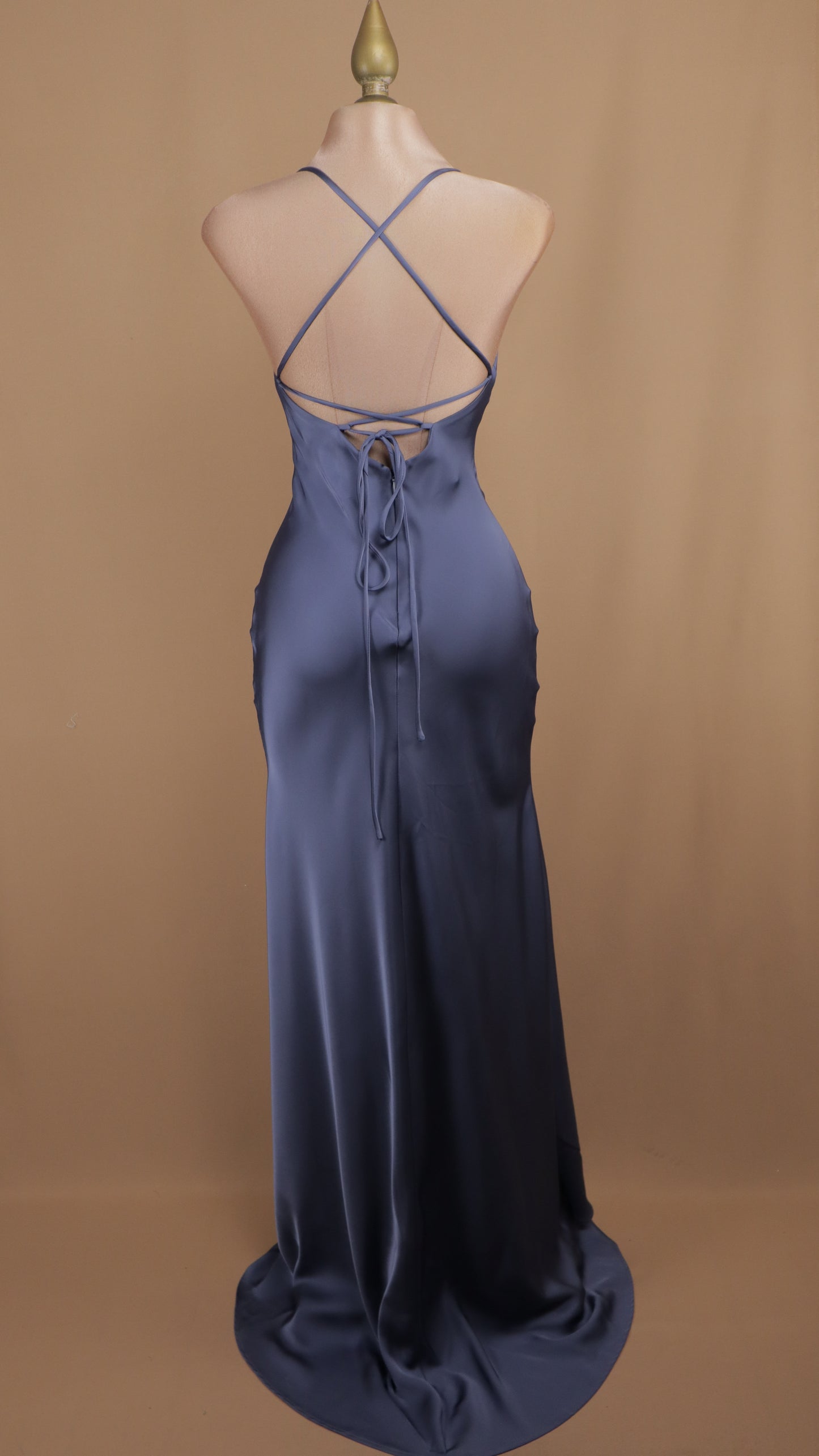 Vestido largo satinado con agujetas en la espalda
