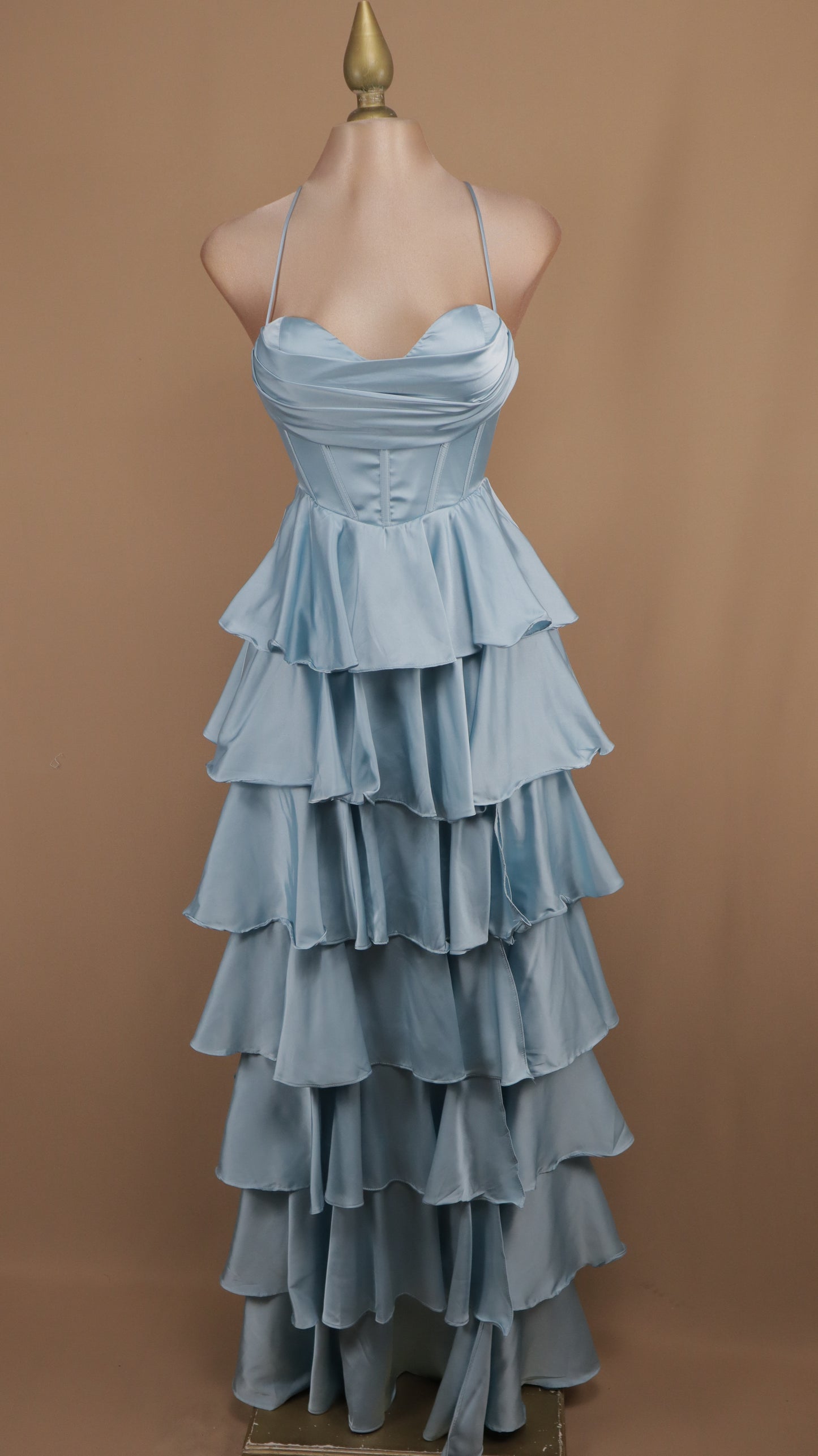 Vestido largo con olanes en falda