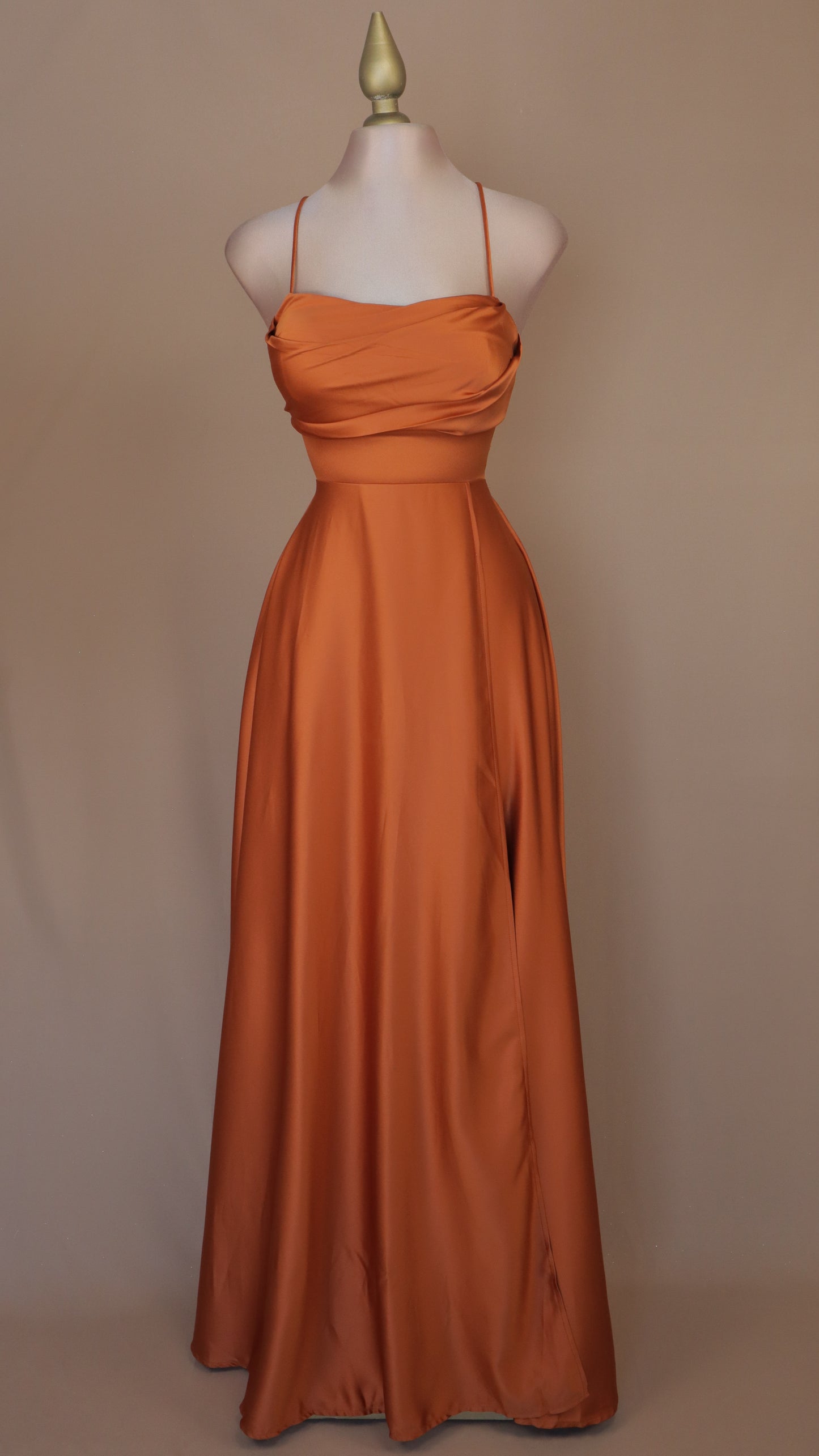 Vestido largo línea A con escote en la espalda