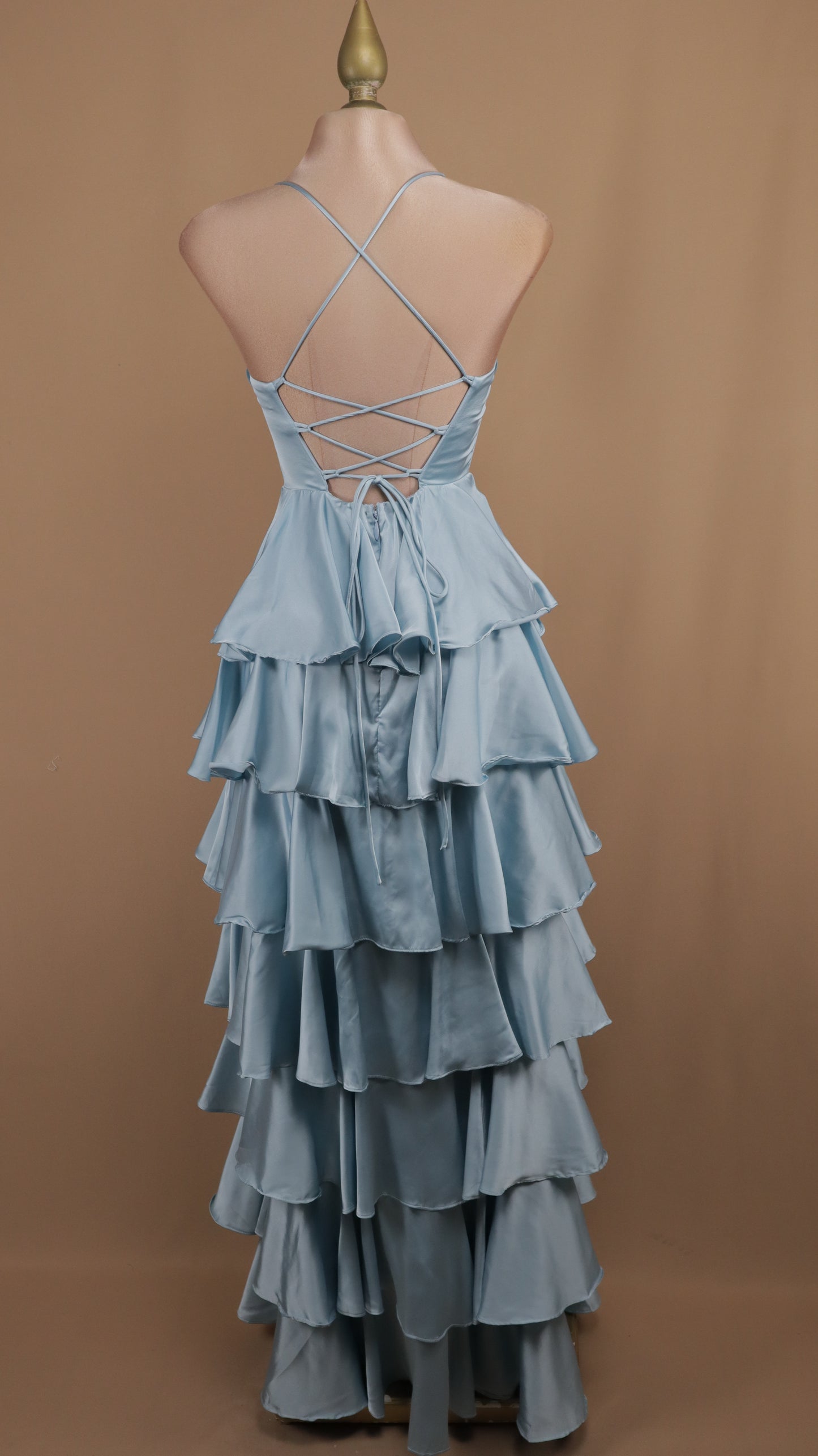 Vestido largo con olanes en falda