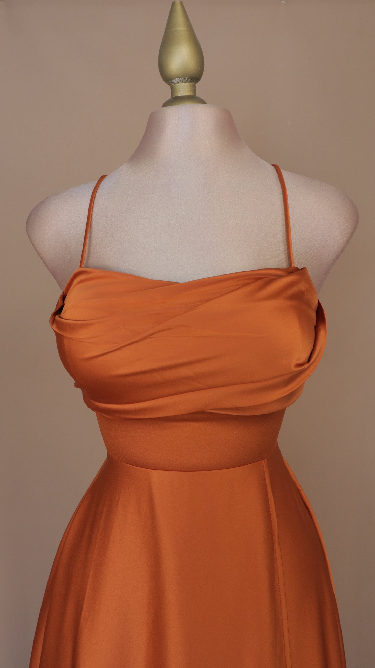 Vestido largo línea A con escote en la espalda