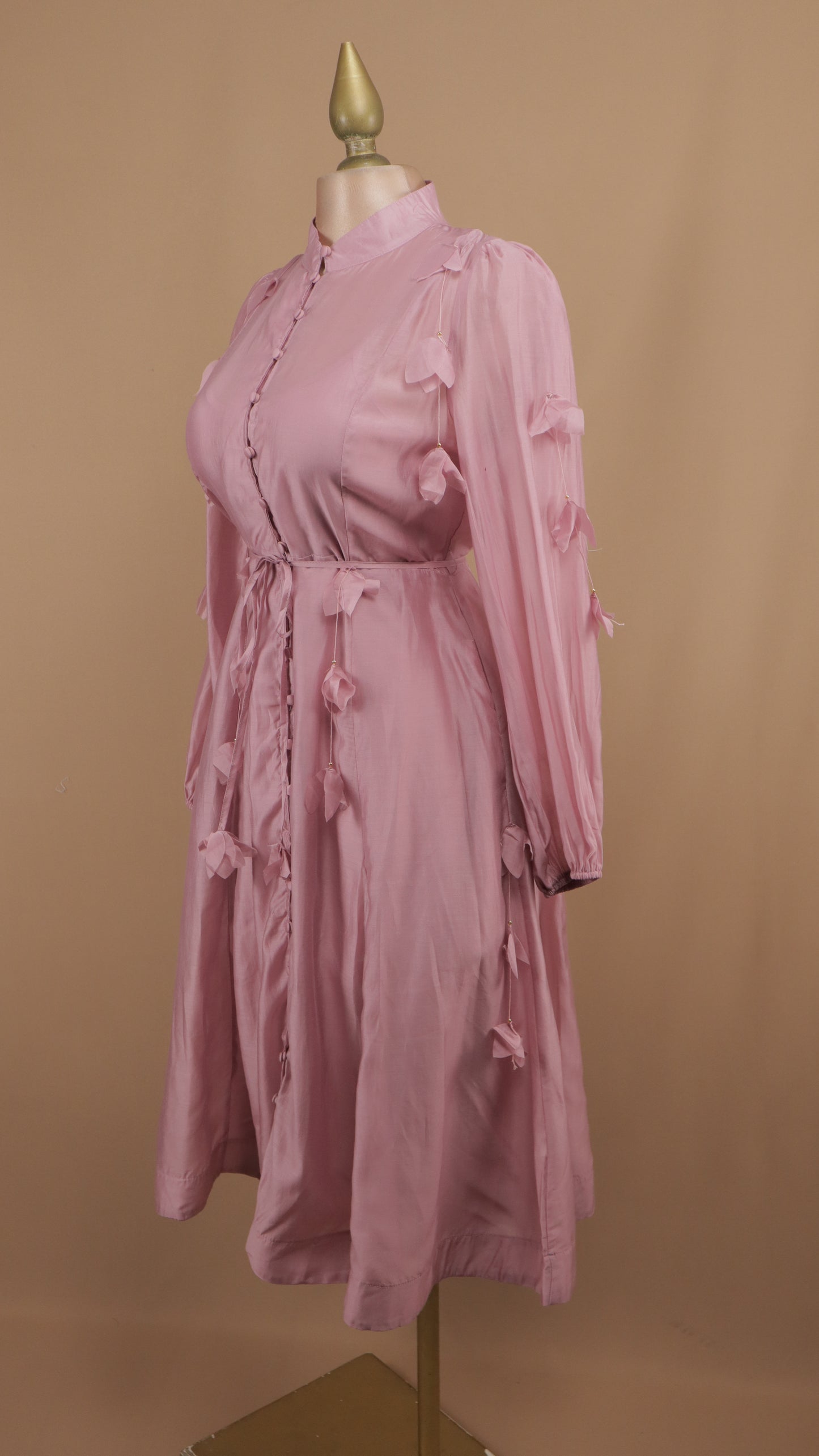 Vestido midi manga larga con aplicación en 3D