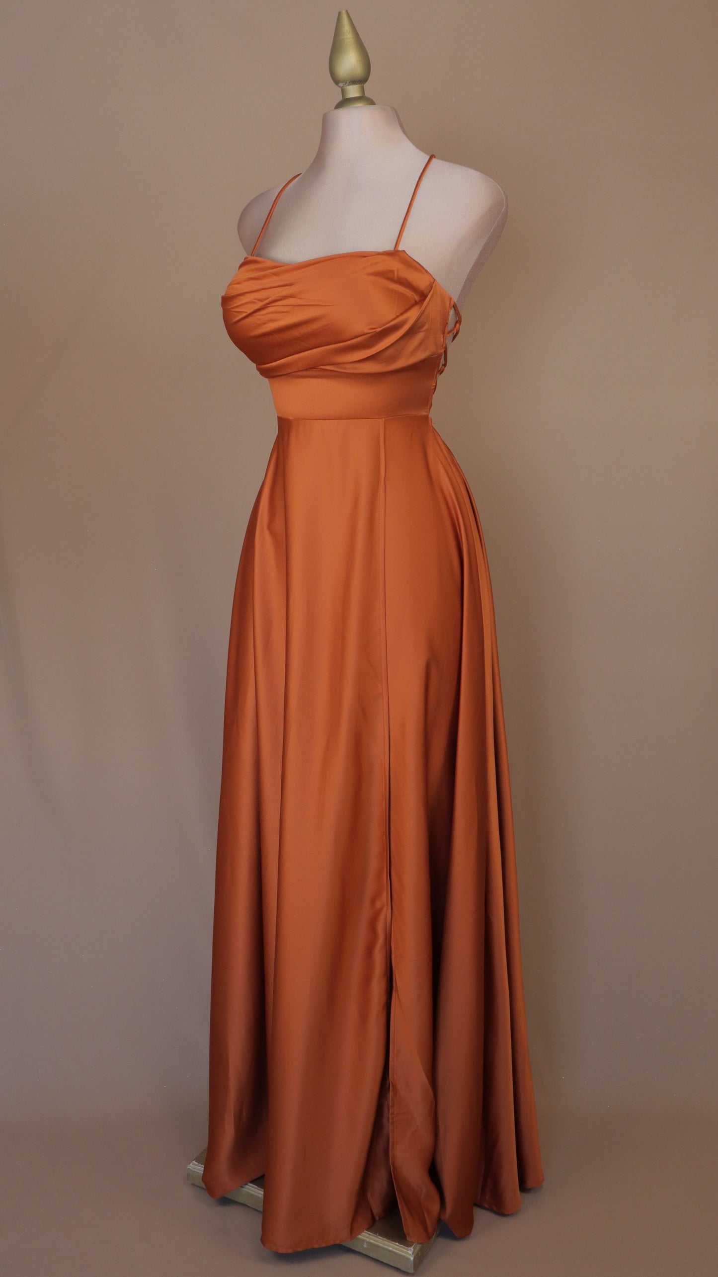 Vestido largo línea A con escote en la espalda