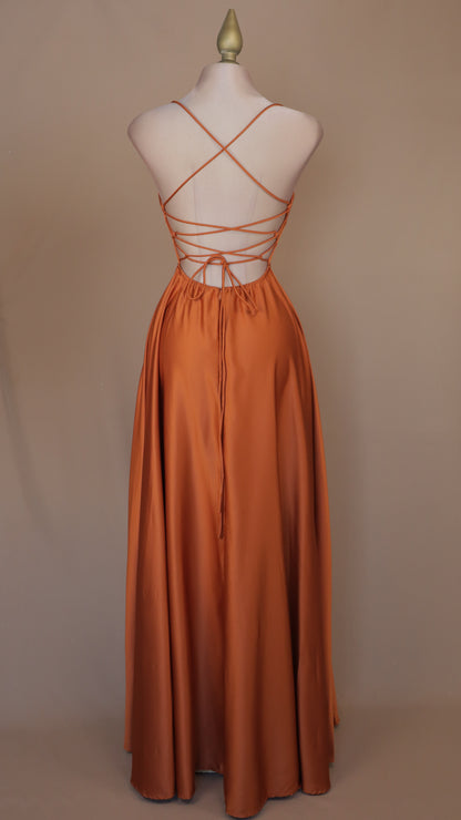 Vestido largo línea A con escote en la espalda