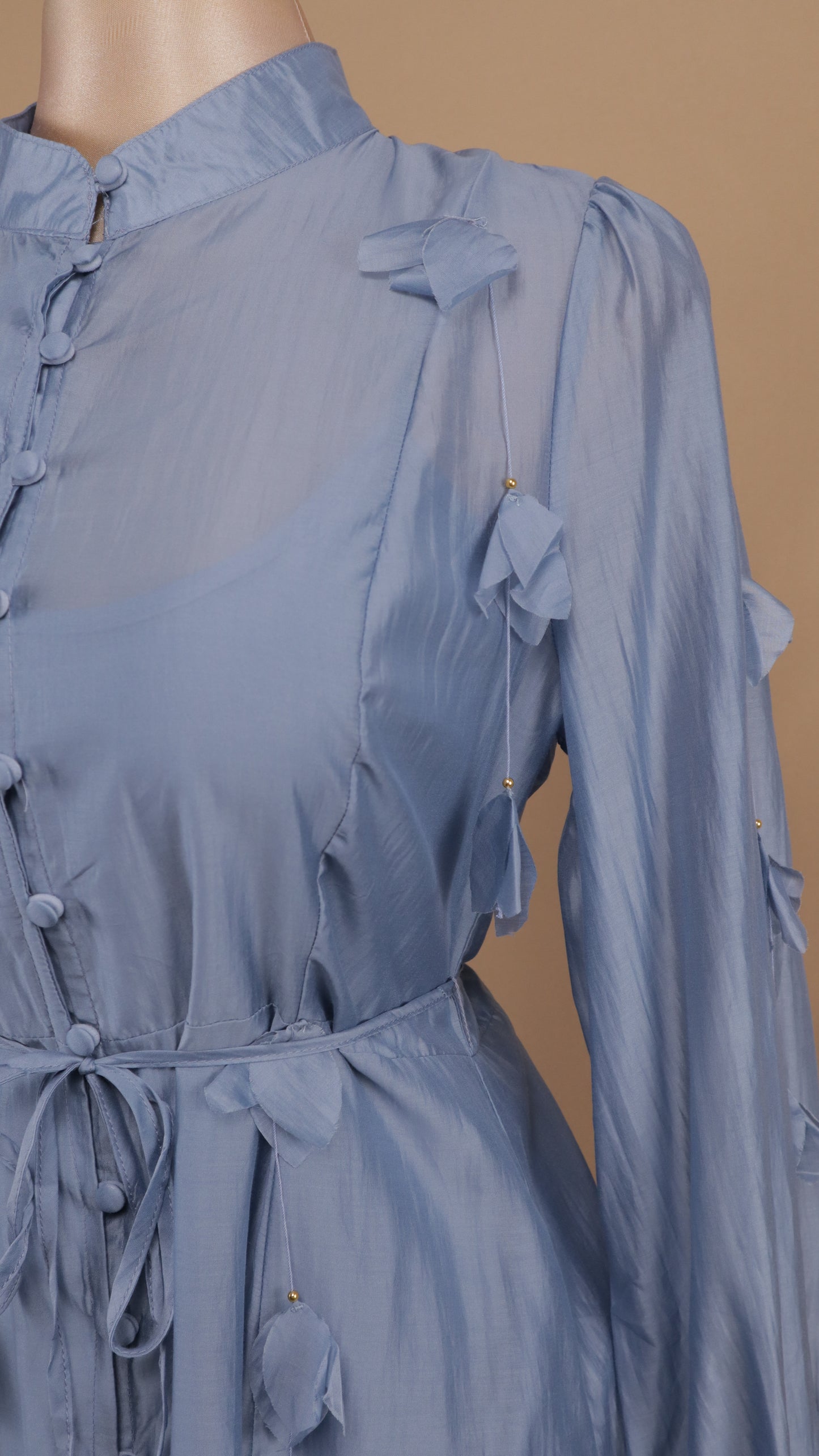 Vestido midi manga larga con aplicación en 3D