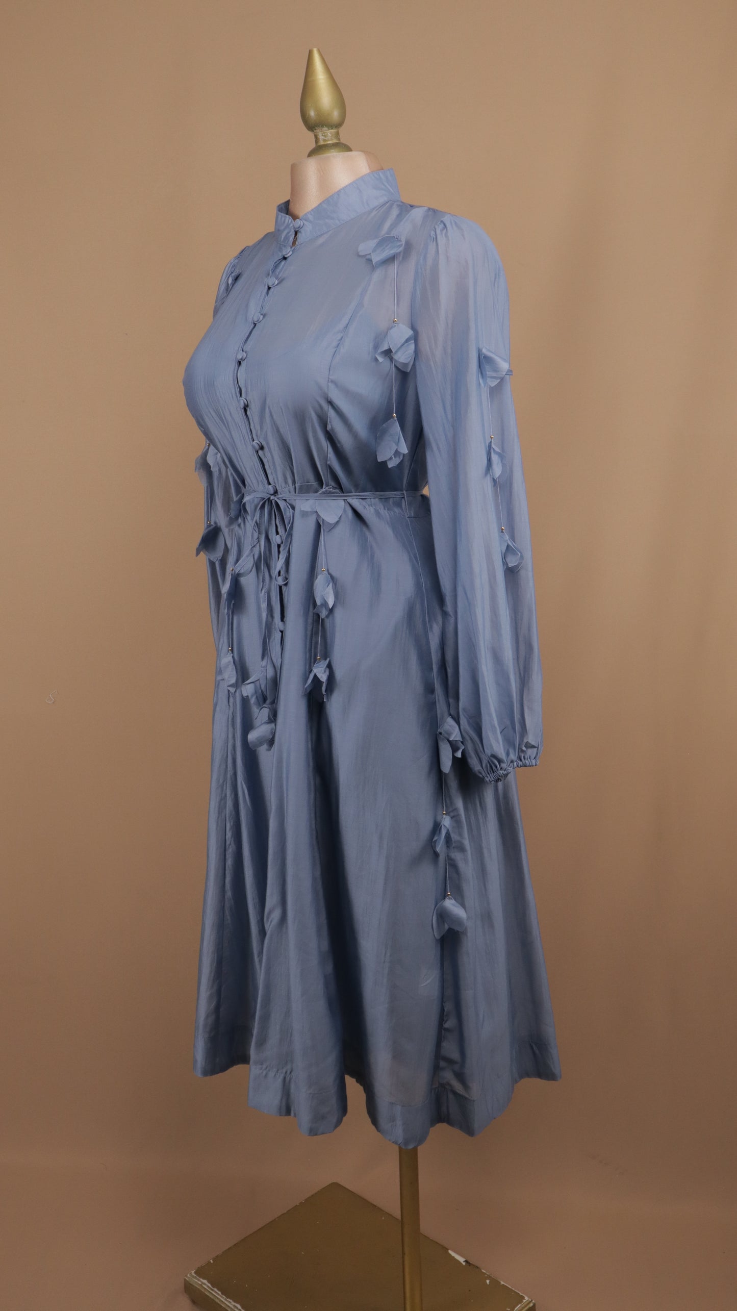 Vestido midi manga larga con aplicación en 3D