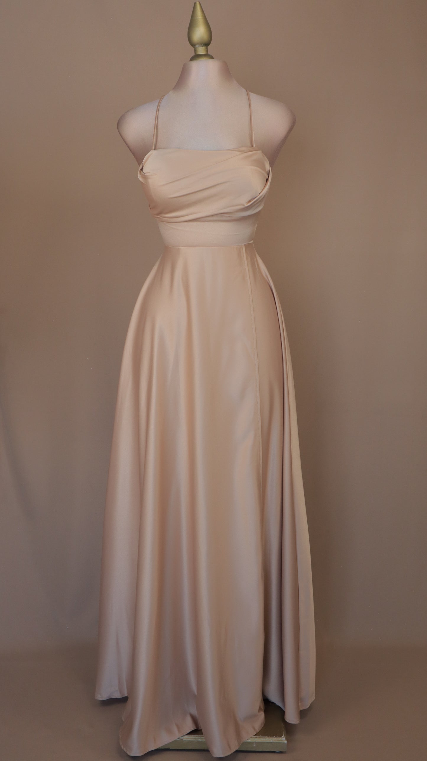 Vestido largo línea A con escote en la espalda