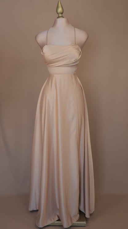 Vestido largo línea A con escote en la espalda