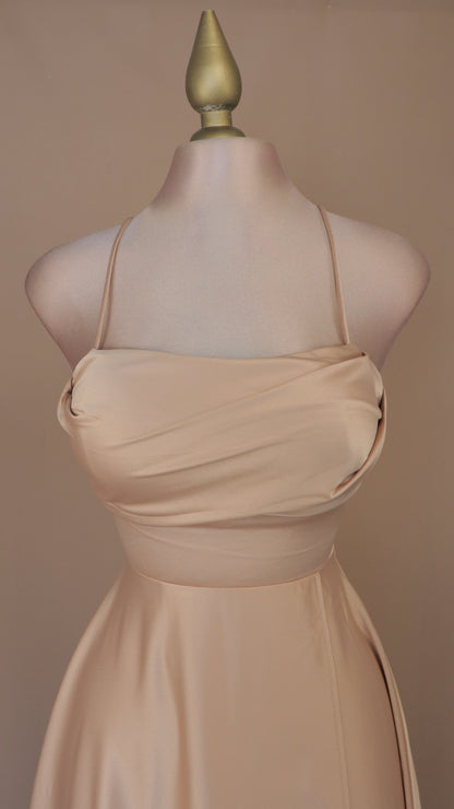 Vestido largo línea A con escote en la espalda