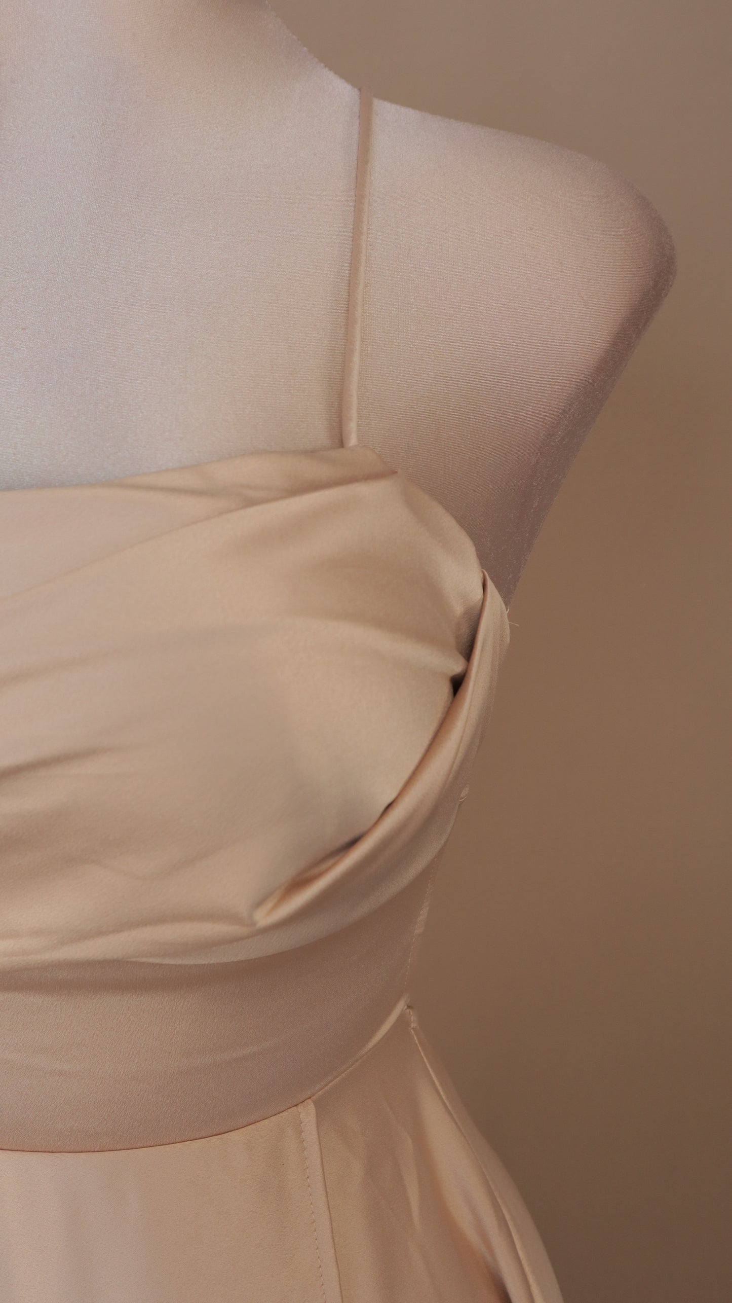 Vestido largo línea A con escote en la espalda