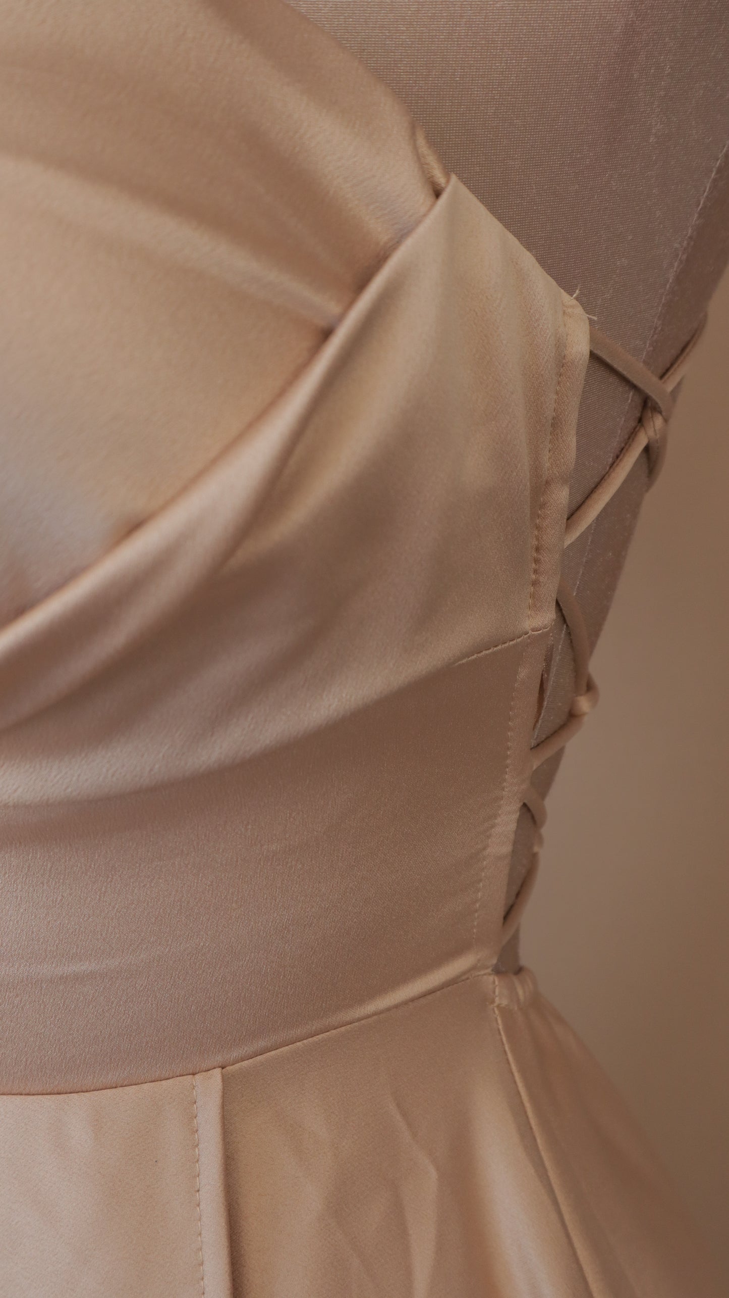 Vestido largo línea A con escote en la espalda