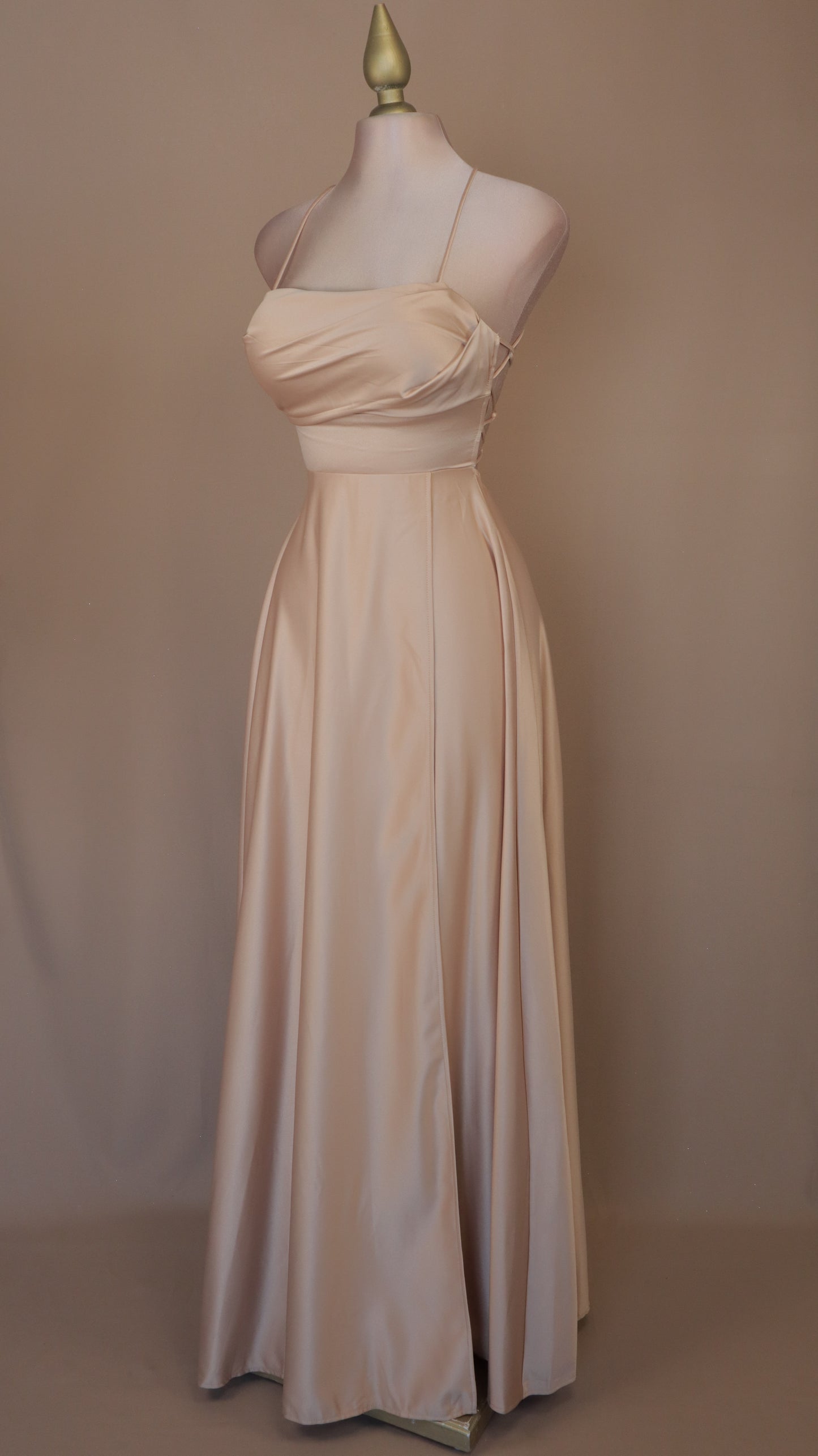 Vestido largo línea A con escote en la espalda