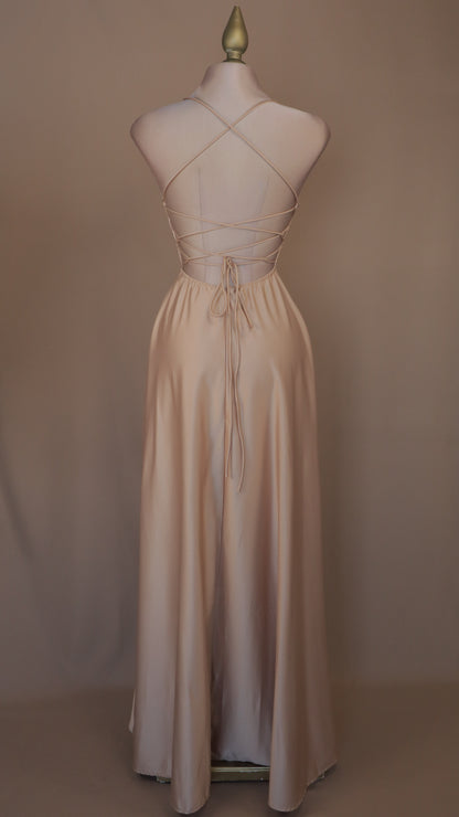 Vestido largo línea A con escote en la espalda